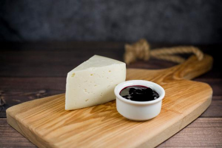 Шевр Класси́к — сыр из козьего молока, полутвёрдый, выдержанный от "Мамонтовская сыроварня"150 гр